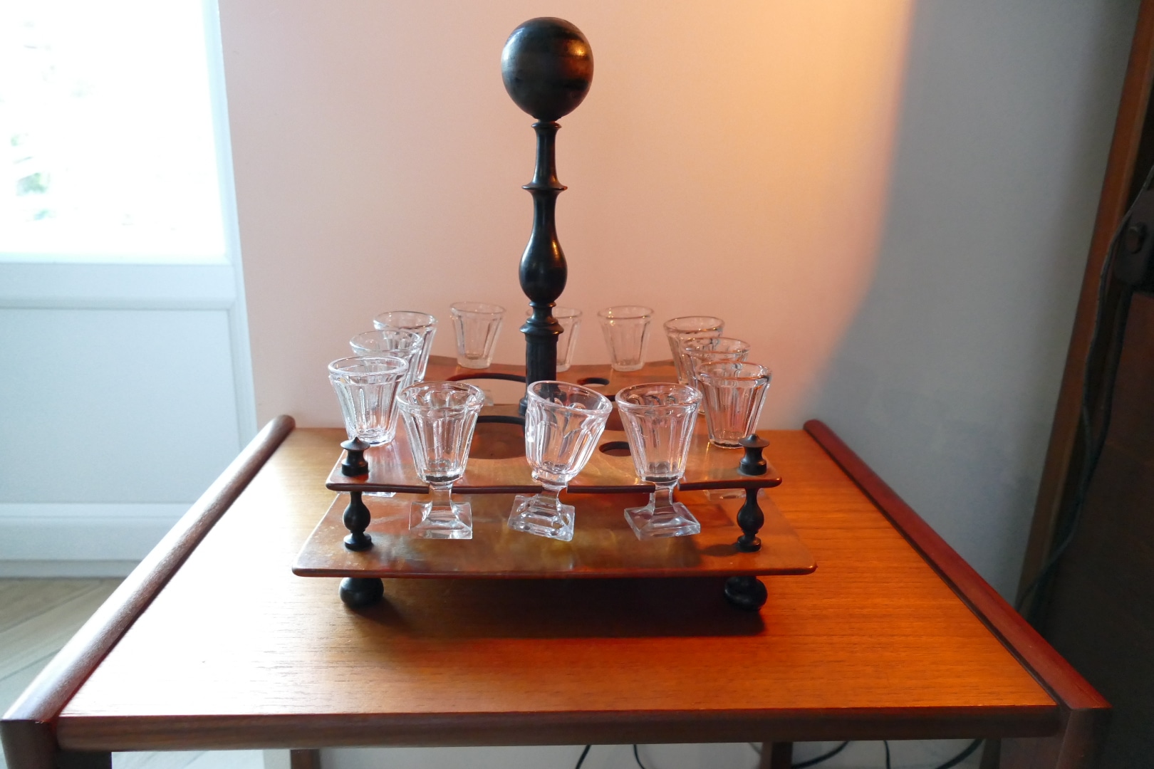 Service à liqueur, cabaret en bois et verres à pied, vue 2