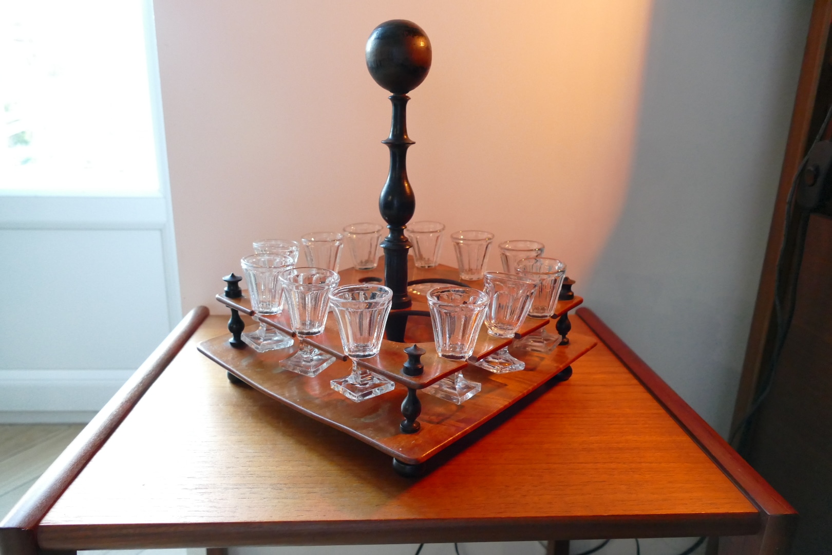 Service à liqueur, cabaret en bois et verres à pied, vue 3