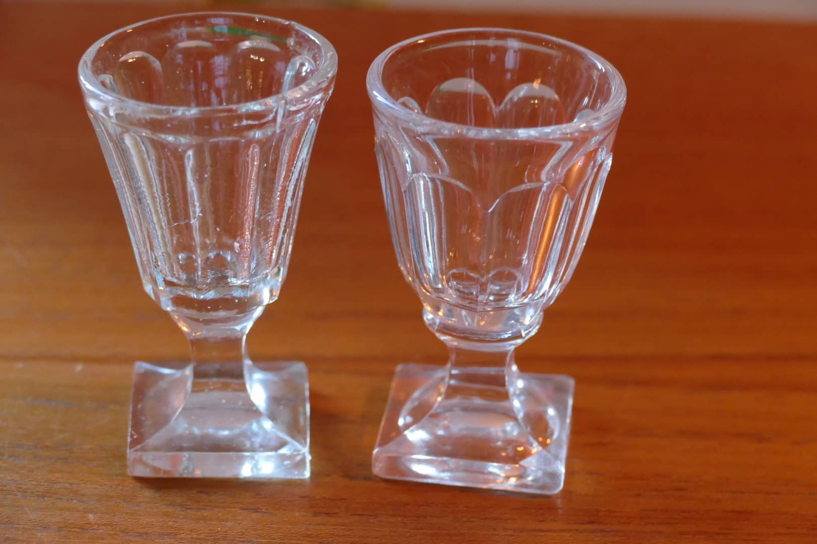 Service à liqueur, cabaret en bois et verres à pied, vue 5