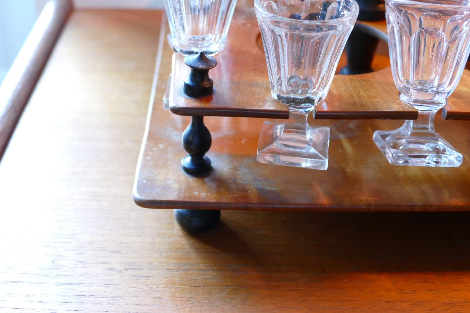 Service à liqueur, cabaret en bois et verres à pied, vue 8