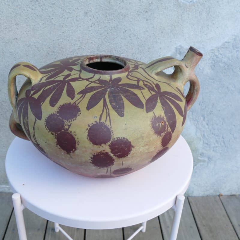 Gargoulette en terre cuite peinte à décor de fleurs et de fruits, vue d'ensemble