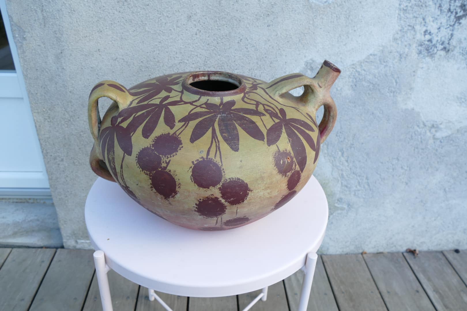 Gargoulette en terre cuite peinte à décor de fleurs et de fruits, vue d'ensemble