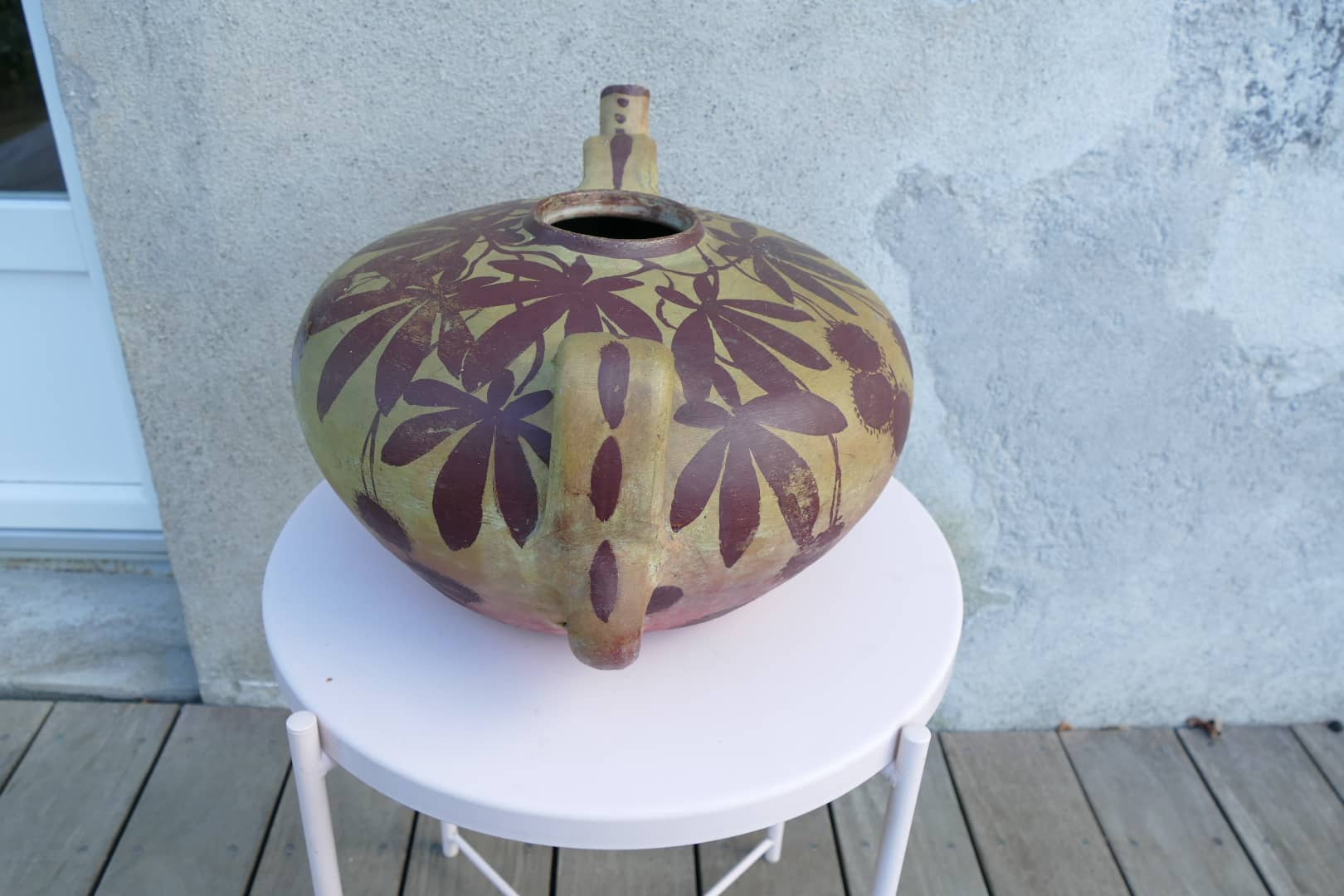 Gargoulette en terre cuite peinte à décor de fleurs et de fruits, vue 2