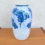 Vase en porcelaine de Limoges à décor floral bleu cobalt signé Camille Tharaud, vue d'ensemble