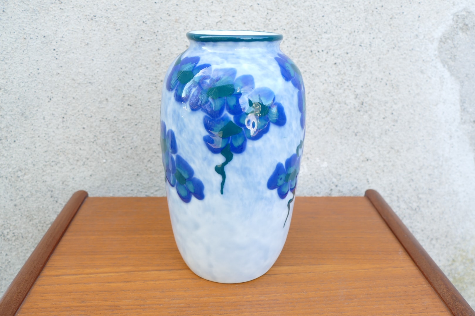 Vase en porcelaine de Limoges à décor floral bleu cobalt signé Camille Tharaud, vue d'ensemble