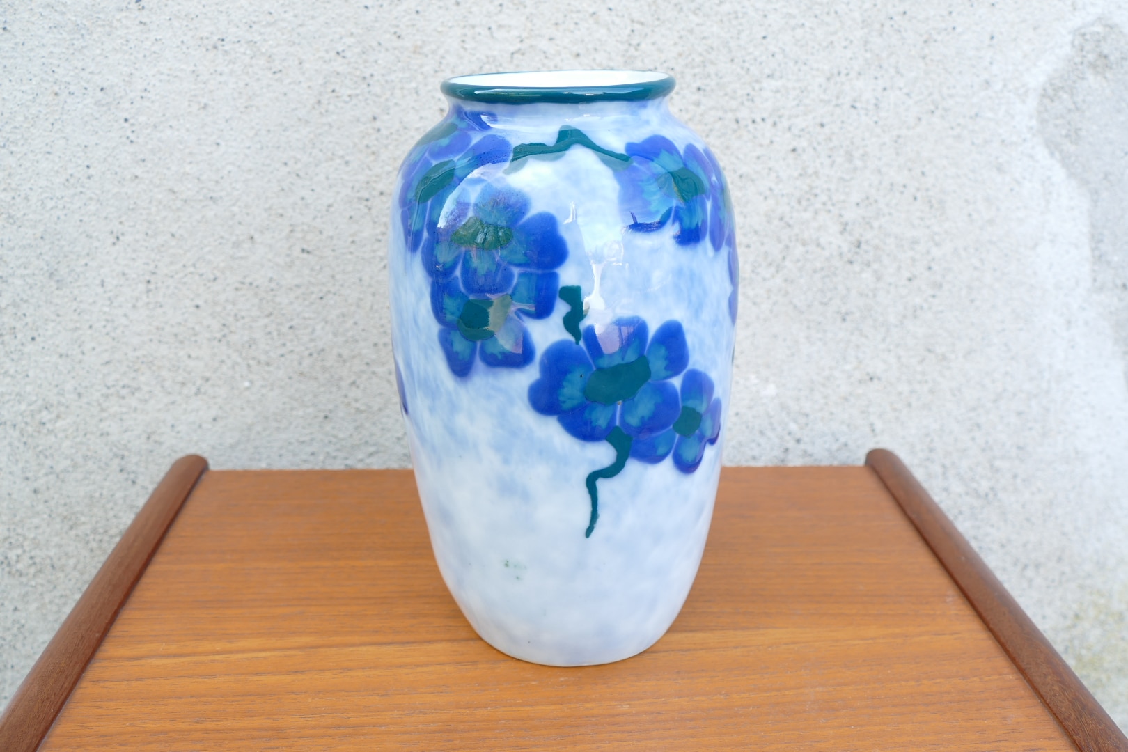 Vase en porcelaine de Limoges à décor floral bleu cobalt signé Camille Tharaud, vue 2