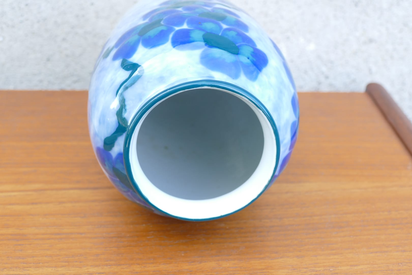 Vase en porcelaine de Limoges à décor floral bleu cobalt signé Camille Tharaud, vue 3
