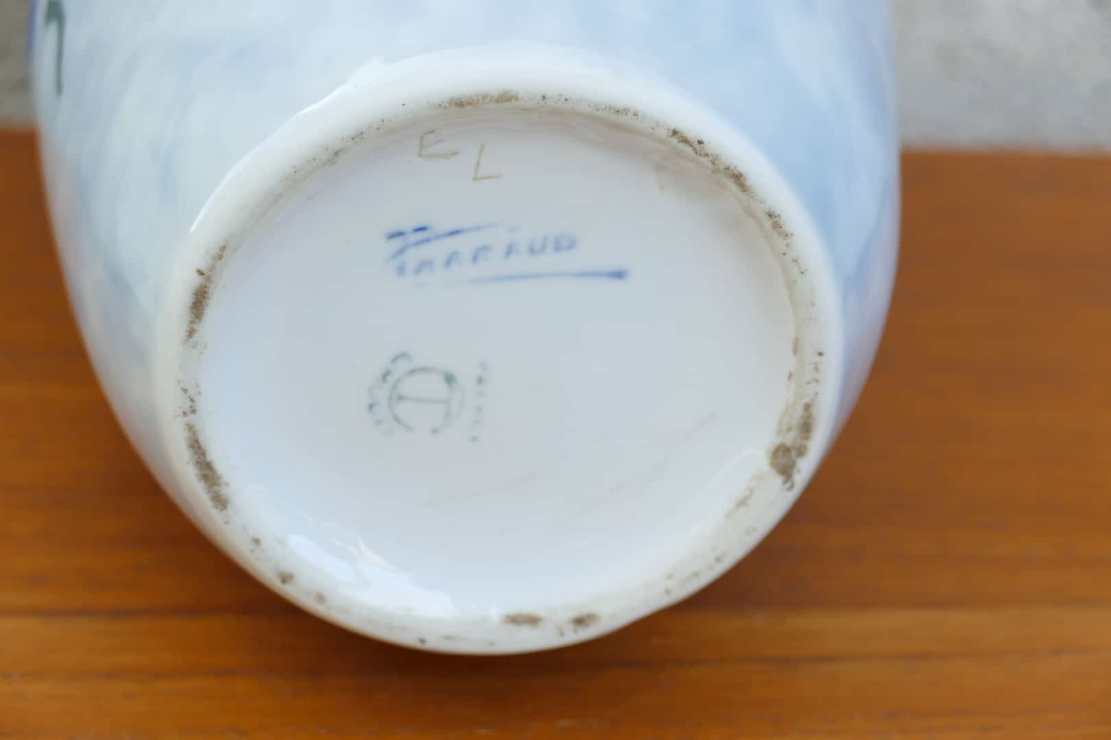 Vase en porcelaine de Limoges à décor floral bleu cobalt signé Camille Tharaud, vue 4