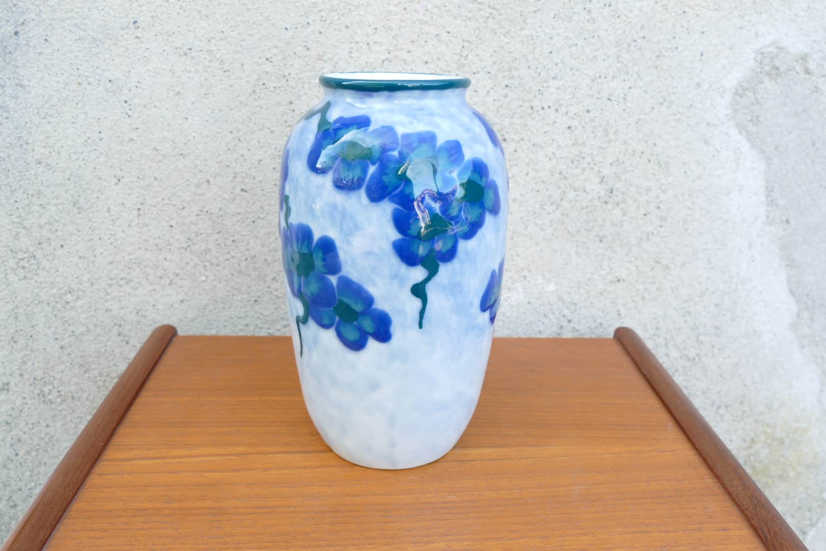 Vase en porcelaine de Limoges à décor floral bleu cobalt signé Camille Tharaud, vue 5