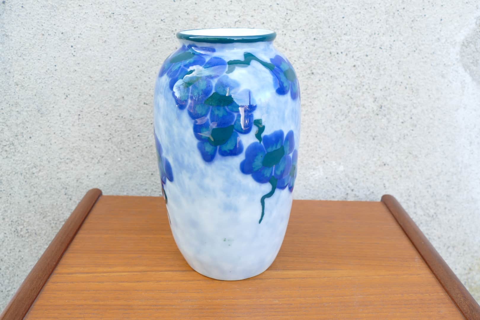Vase en porcelaine de Limoges à décor floral bleu cobalt signé Camille Tharaud, vue 6