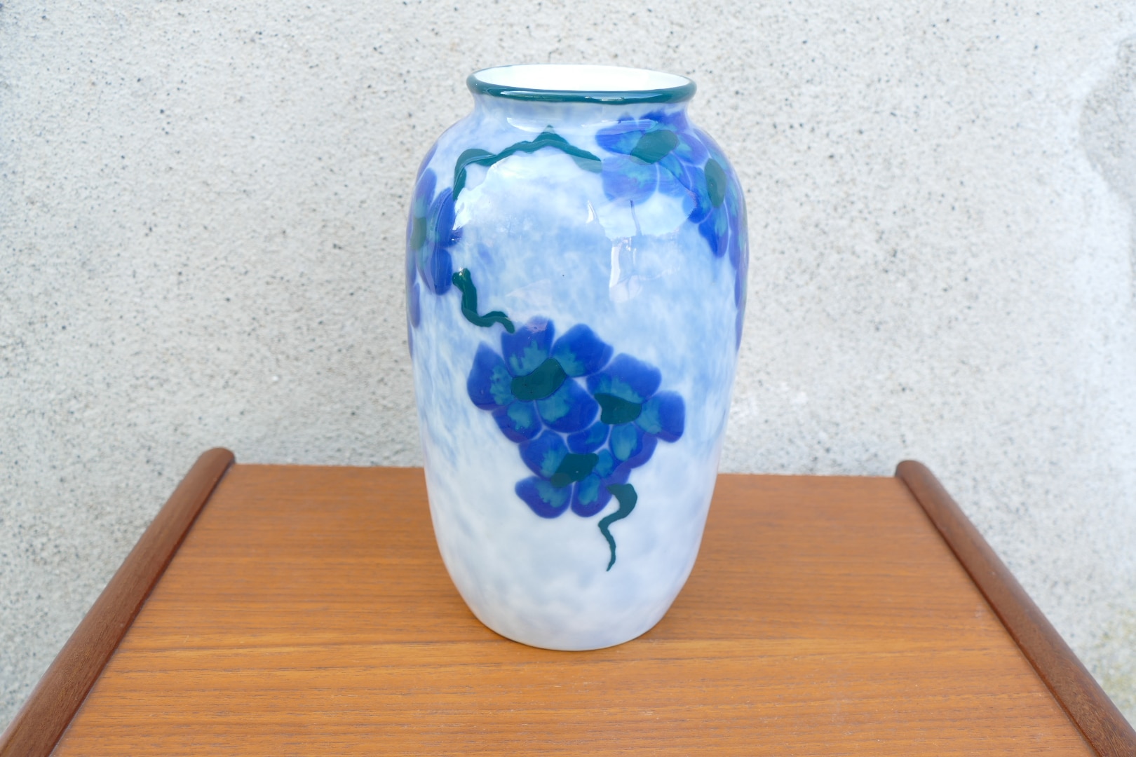 Vase en porcelaine de Limoges à décor floral bleu cobalt signé Camille Tharaud, vue 7