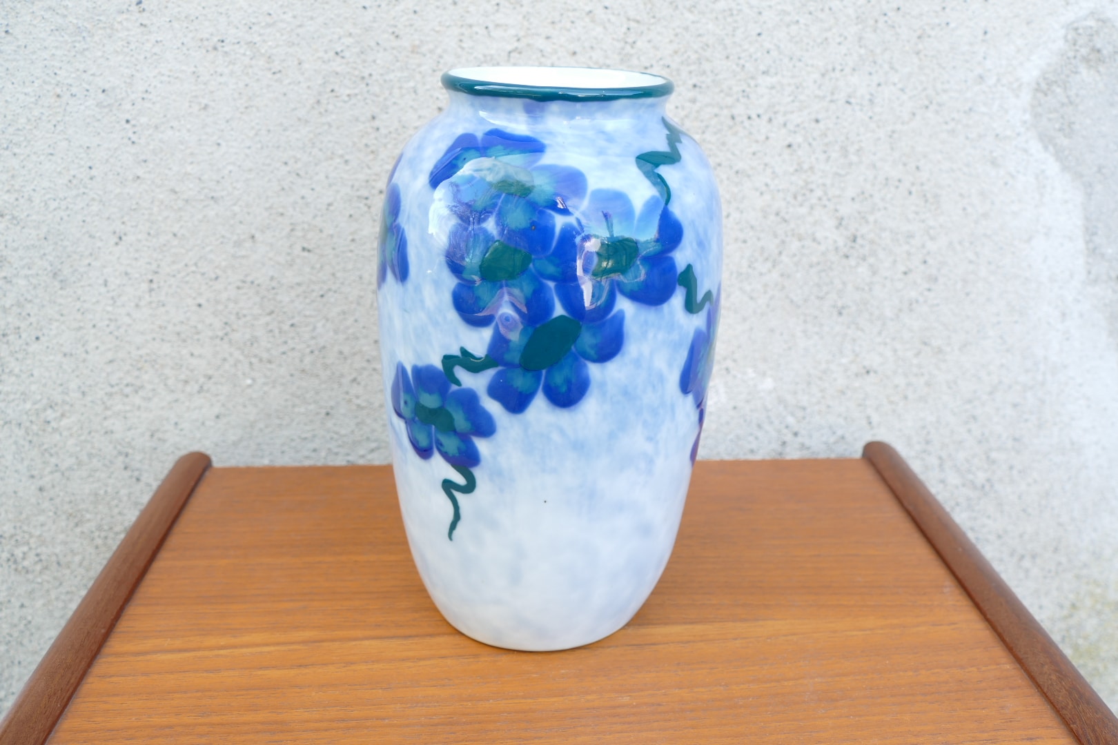 Vase en porcelaine de Limoges à décor floral bleu cobalt signé Camille Tharaud, vue 8