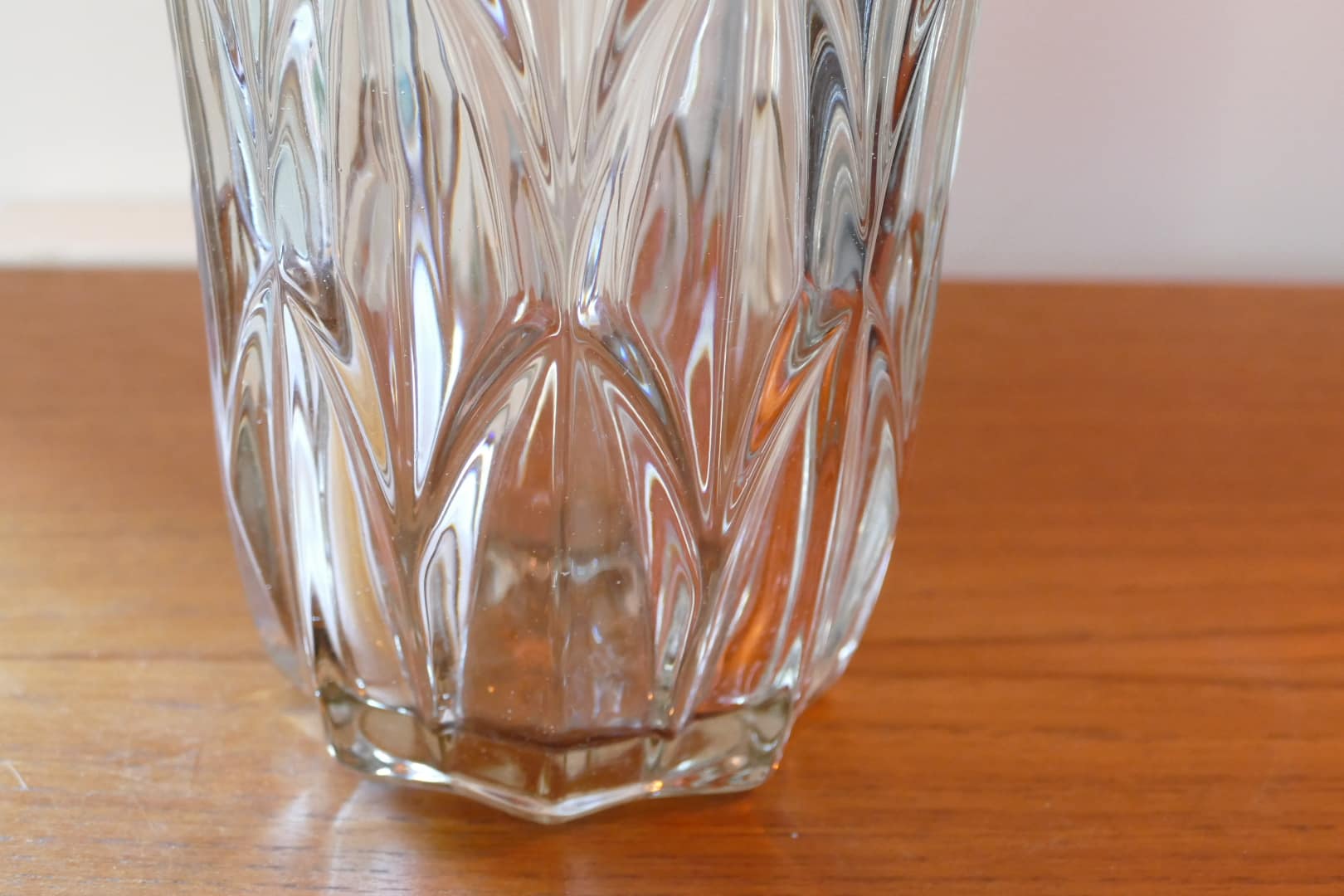Vase vintage évasé en verre pressé rosé, vue 3
