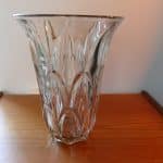 Vase vintage évasé en verre pressé rosé, vue d'ensemble