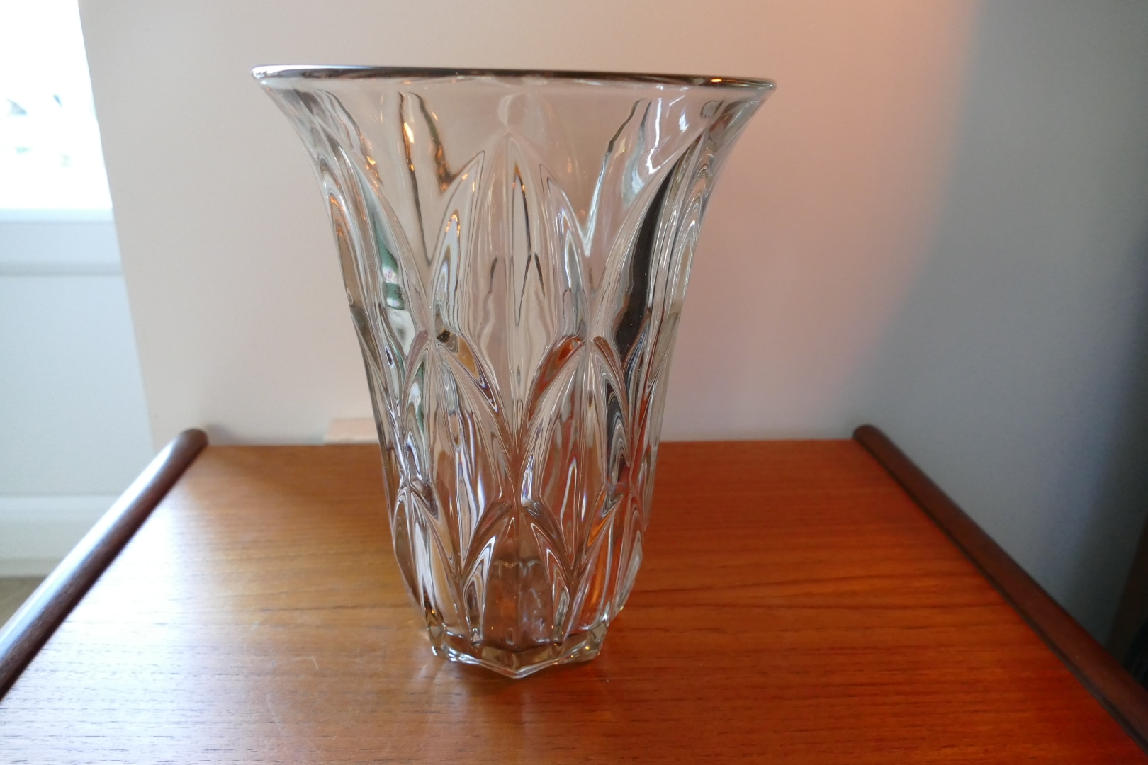 Vase vintage évasé en verre pressé rosé, vue d'ensemble