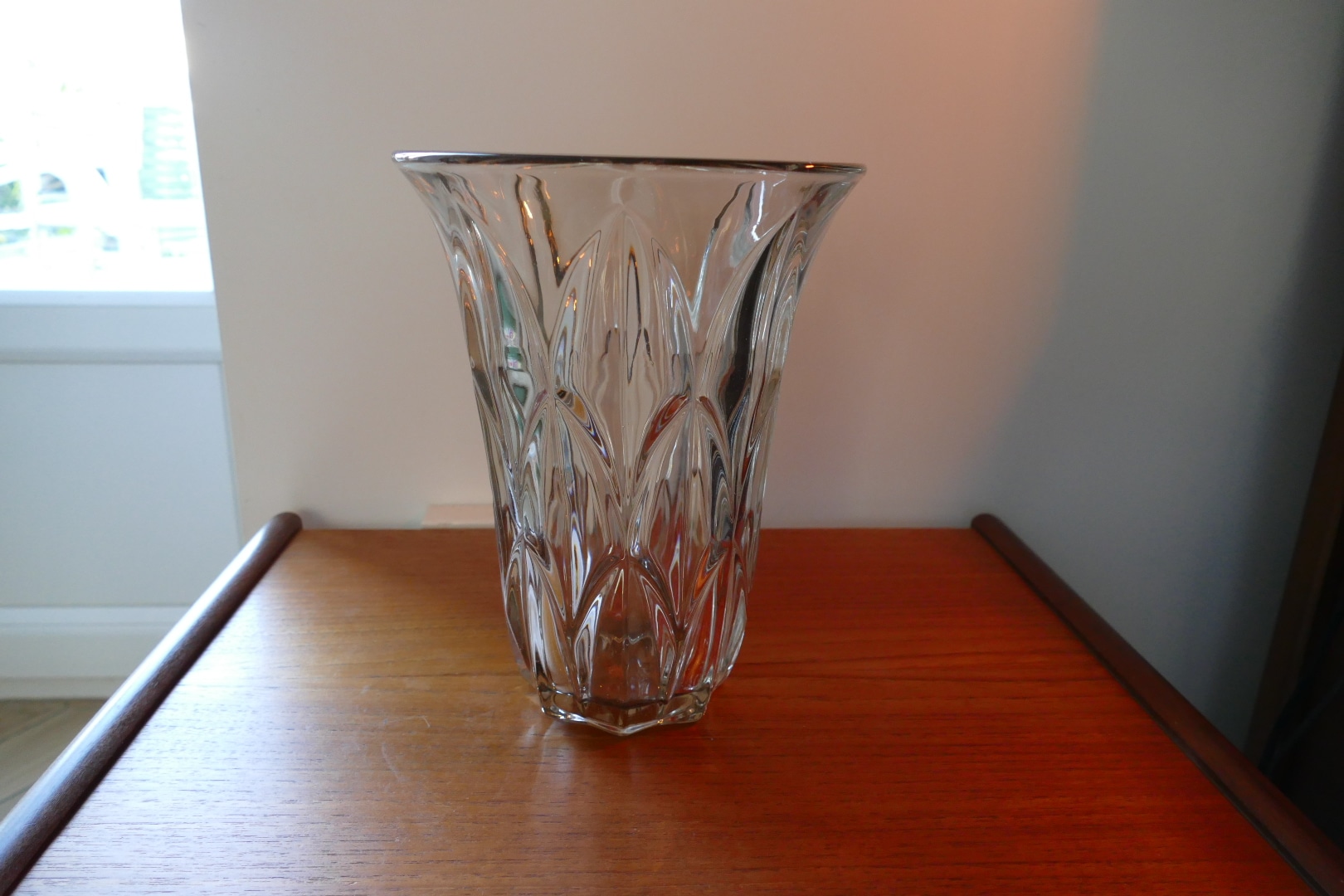 Vase vintage évasé en verre pressé rosé, vue 2